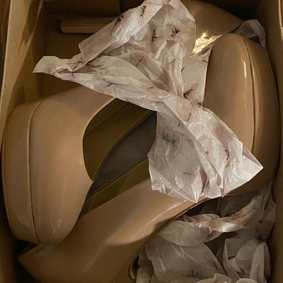 Jessica Simpson Nude Round Toe Platform Patent Pumps (size 10) - Picture 6 of 9